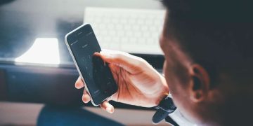 Kacamata pintar diprediksi menjadi teknologi pengganti smartphone seiring berkembangnya AI dan wearable. (Foto: Pixabay.com)