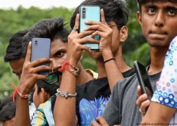 India mulai membahas regulasi pembatasan usia media sosial, mengikuti Australia dan Prancis. Fokus juga pada isu deepfake dan konten AI.