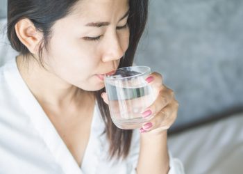 Klaim minum air hangat sebelum tidur bisa menyehatkan ginjal viral di media sosial. Dokter menjelaskan fakta medis dan pentingnya mencukupi cairan harian.