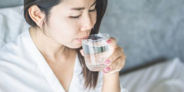 Klaim minum air hangat sebelum tidur bisa menyehatkan ginjal viral di media sosial. Dokter menjelaskan fakta medis dan pentingnya mencukupi cairan harian.