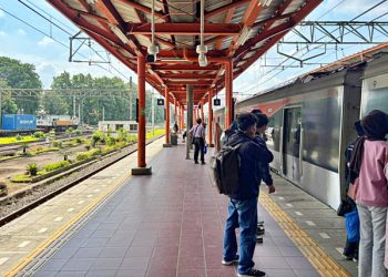 Imbauan WFA jelang Lebaran 2026 membuat suasana Stasiun KRL Bekasi lebih lengang. Jumlah penumpang pagi hari terlihat menurun dibanding hari biasa. (Foto: Abid Raihan/kumparan)