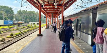 Imbauan WFA jelang Lebaran 2026 membuat suasana Stasiun KRL Bekasi lebih lengang. Jumlah penumpang pagi hari terlihat menurun dibanding hari biasa. (Foto: Abid Raihan/kumparan)