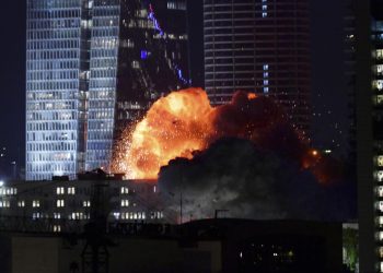 Konflik Iran Israel dan Amerika Serikat memanas setelah serangan rudal dan drone. Iran bahkan mengancam akan menargetkan reaktor nuklir Israel di Dimona. (Foto: AP Photo/Tomer Neuberg)