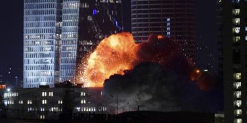 Konflik Iran Israel dan Amerika Serikat memanas setelah serangan rudal dan drone. Iran bahkan mengancam akan menargetkan reaktor nuklir Israel di Dimona. (Foto: AP Photo/Tomer Neuberg)