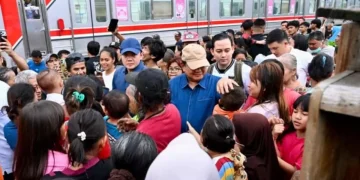 Prabowo blusukan ke Senen dan janjikan hunian layak bagi warga bantaran rel. Warga berharap rusun segera direalisasikan. (Foto: ANTARA/HO-BPMI Sekrerariat Presiden)