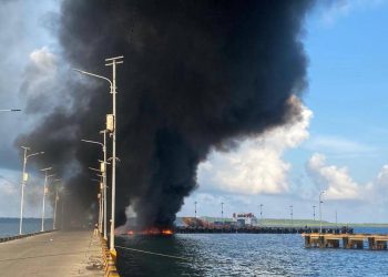 Kapal pengangkut ribuan tabung LPG meledak di Pelabuhan Selayar Sulawesi Selatan. Dua orang tewas setelah terjebak di kapal yang terbakar hebat. (Foto: Dok. Polres Selayar)