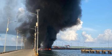 Kapal pengangkut ribuan tabung LPG meledak di Pelabuhan Selayar Sulawesi Selatan. Dua orang tewas setelah terjebak di kapal yang terbakar hebat. (Foto: Dok. Polres Selayar)