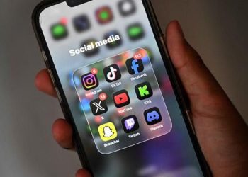 Kebijakan pembatasan media sosial untuk anak di bawah 16 tahun dinilai belum tentu efektif karena sistem verifikasi usia di banyak platform masih mudah dimanipulasi. (Foto: merdeka.com)