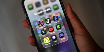 Kebijakan pembatasan media sosial untuk anak di bawah 16 tahun dinilai belum tentu efektif karena sistem verifikasi usia di banyak platform masih mudah dimanipulasi. (Foto: merdeka.com)