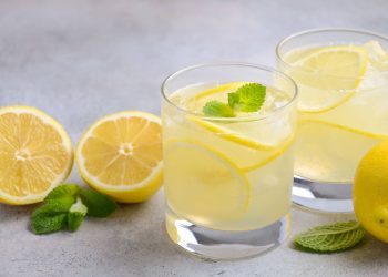 Air lemon hangat disebut bantu turunkan berat badan. Simak penjelasan ilmiah soal manfaat hidrasi, metabolisme, dan pencernaan.