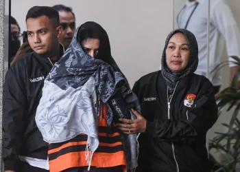 Fadia Arafiq mengaku tak paham aturan birokrasi usai ditetapkan tersangka KPK. DPR soroti kompetensi kepala daerah dan lemahnya pengawasan. (Foto: ANTARA FOTO/Muhammad Adimaja)