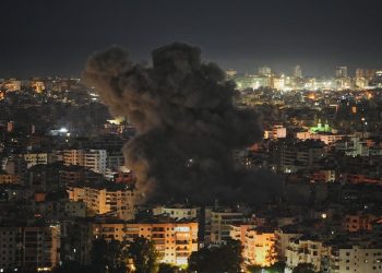 Serangan rudal Iran menghantam wilayah Tel Aviv dan memicu ledakan di sejumlah lokasi. Otoritas Israel melaporkan kerusakan bangunan namun belum ada korban jiwa. (Foto: ctvnews.ca)