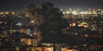 Serangan rudal Iran menghantam wilayah Tel Aviv dan memicu ledakan di sejumlah lokasi. Otoritas Israel melaporkan kerusakan bangunan namun belum ada korban jiwa. (Foto: ctvnews.ca)