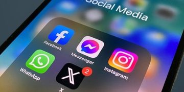 Pemerintah menetapkan sanksi bagi PSE yang gagal membatasi akses media sosial anak di bawah usia 16 tahun, mulai dari teguran hingga pemblokiran layanan. (Foto: UNSPLASH/JULIAN CHRIS)