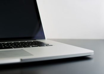 Laptop lama terasa lambat? Simak penyebab laptop lemot dan cara mudah meningkatkan performa agar kembali cepat dan responsif digunakan sehari-hari. (Foto: Unsplash/Seth Schwiet)