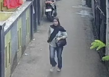 Polisi menyelidiki wanita yang diduga mencuri uang takziah di rumah duka Kramat Jati Jakarta Timur. Aksi pelaku terekam CCTV dan diduga terjadi di beberapa lokasi. (Foto: tvonenews.com)