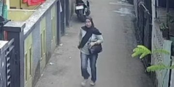 Polisi menyelidiki wanita yang diduga mencuri uang takziah di rumah duka Kramat Jati Jakarta Timur. Aksi pelaku terekam CCTV dan diduga terjadi di beberapa lokasi. (Foto: tvonenews.com)