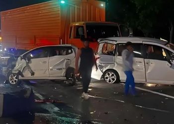 Kecelakaan beruntun di Tol Cipularang arah Jakarta melibatkan banyak kendaraan. Dua orang meninggal dan beberapa korban luka setelah truk diduga mengalami rem blong. (Foto: Dok Jasamarga Metropolitan Tollroad)