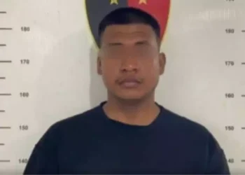 Kasus pembunuhan di Batam dipicu konflik dalam hubungan sesama jenis. Pelaku nekat menusuk kekasihnya setelah memergoki korban bersama pria lain. (Foto: Instagram @kriminews)