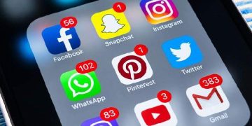 Pemerintah resmi menerapkan aturan baru yang mewajibkan platform digital memblokir akun anak demi keamanan ruang digital.