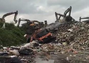 Longsor gunung sampah di TPST Bantargebang dipicu hujan lebat berkepanjangan. Empat orang meninggal dan tim SAR masih melakukan pencarian korban tertimbun. (Foto: gokepri.com)