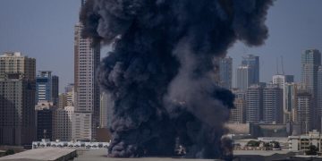 Israel mengklaim menerima serangan proyektil dari Lebanon saat membombardir Iran. Tidak ada laporan korban jiwa. (Foto: Altaf Qadri/AP)