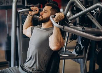 Ingin tetap gym saat Ramadan? Simak penjelasan dokter soal waktu terbaik latihan beban agar tidak lemas dan dehidrasi. (Foto: fithub.id)
