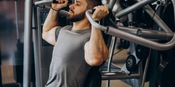 Ingin tetap gym saat Ramadan? Simak penjelasan dokter soal waktu terbaik latihan beban agar tidak lemas dan dehidrasi. (Foto: fithub.id)