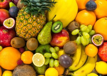 Sejumlah buah seperti ceri, nanas, dan stroberi dapat membantu menurunkan kadar asam urat serta meredakan peradangan sendi secara alami. (Foto: honestdocs.id)