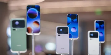 Krisis chip memori global makin parah. IDC prediksi pasar smartphone menyusut dan harga HP berpotensi melonjak drastis hingga 2027. (Foto: X.com / @PiQSuite)