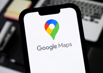 Google Maps menghadirkan fitur Ask Maps berbasis Gemini AI yang memungkinkan pengguna mencari lokasi dengan percakapan dan tampilan peta 3D lebih realistis. (Foto: Getty Images)