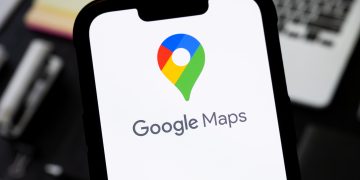 Google Maps menghadirkan fitur Ask Maps berbasis Gemini AI yang memungkinkan pengguna mencari lokasi dengan percakapan dan tampilan peta 3D lebih realistis. (Foto: Getty Images)