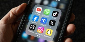 Pemerintah melalui Komdigi membatasi akses anak di bawah 16 tahun ke sejumlah aplikasi digital demi melindungi mereka dari risiko di internet. (Foto: x.com/@AIBSNews24)