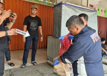 Polisi tangkap pelaku mutilasi di Bekasi. Korban ditemukan di freezer kios ayam geprek, pelaku ternyata rekan kerja. (Foto: bekasi.pojoksatu.id/Adika Fadil Utomo)