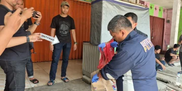Polisi tangkap pelaku mutilasi di Bekasi. Korban ditemukan di freezer kios ayam geprek, pelaku ternyata rekan kerja. (Foto: bekasi.pojoksatu.id/Adika Fadil Utomo)