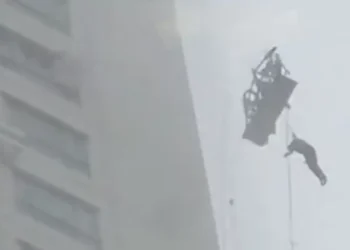 Pekerja pembersih gedung di Surabaya tewas setelah tergantung saat hujan badai. Korban sempat bergelantungan sebelum tim rescue datang. (Foto: lapakberita.id)
