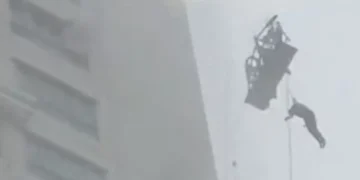 Pekerja pembersih gedung di Surabaya tewas setelah tergantung saat hujan badai. Korban sempat bergelantungan sebelum tim rescue datang. (Foto: lapakberita.id)