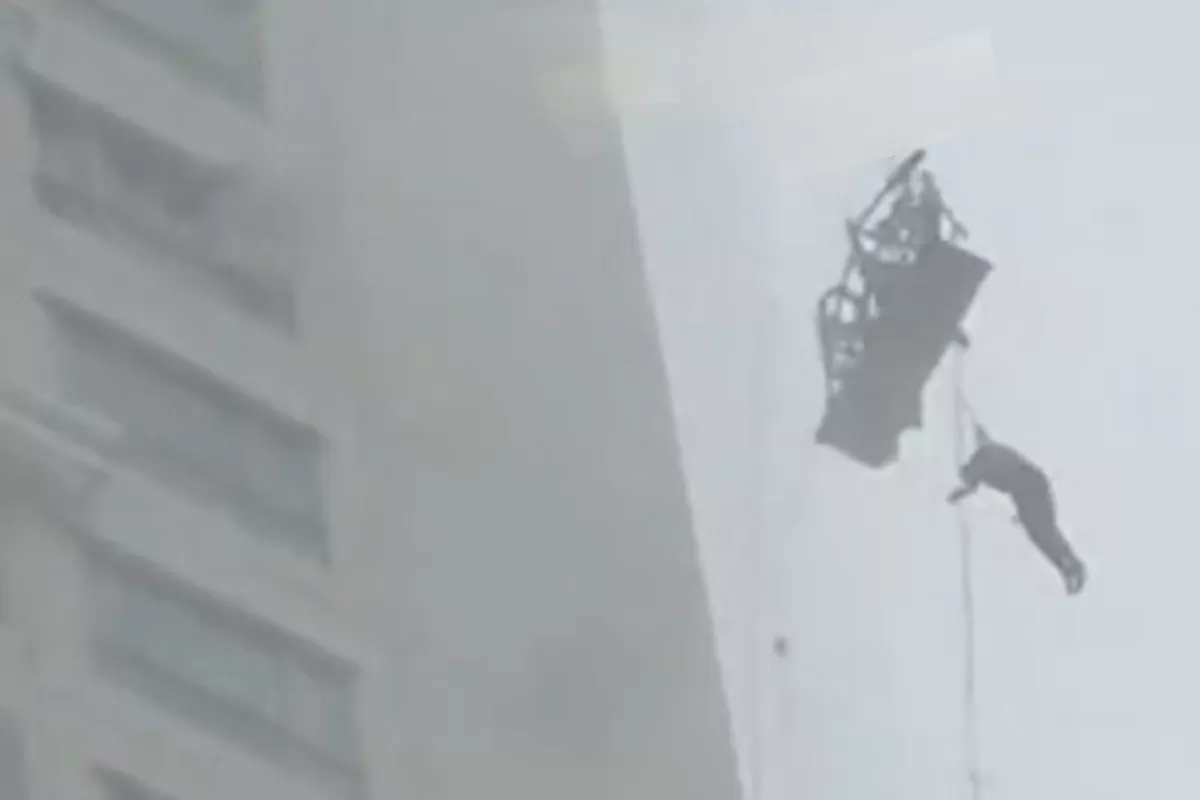 Hujan Badai Terjang Surabaya, Satu Pekerja Pembersih Gedung Meninggal Dunia