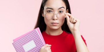 Otak kiri dominan dikaitkan dengan logika dan analisis. Simak ciri-ciri dan kelebihannya dalam kehidupan sehari-hari.