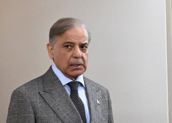 Pakistan menerapkan WFH bagi separuh pekerja dan memperpanjang libur sekolah setelah harga BBM naik akibat konflik Timur Tengah. (Foto: REUTERS/Romina Amat)