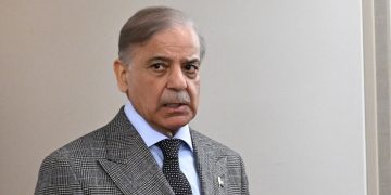 Pakistan menerapkan WFH bagi separuh pekerja dan memperpanjang libur sekolah setelah harga BBM naik akibat konflik Timur Tengah. (Foto: REUTERS/Romina Amat)