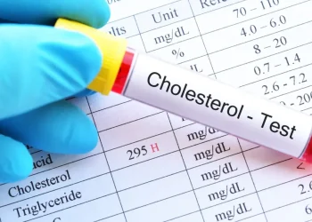 Simak cara efektif mencegah kolesterol naik setelah Lebaran dengan pola makan sehat, olahraga rutin, dan kebiasaan hidup seimbang. (Foto: livhospital.com)