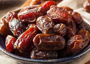 Apakah kurma perlu dicuci sebelum dimakan? Simak penjelasan otoritas pangan Arab Saudi serta cara mencuci kurma yang benar agar tetap aman.