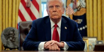 Trump menyatakan AS siap mengawal kapal tanker di Selat Hormuz usai Iran menutup jalur vital tersebut. Harga minyak dunia melonjak drastis. (Foto: sana.sy)