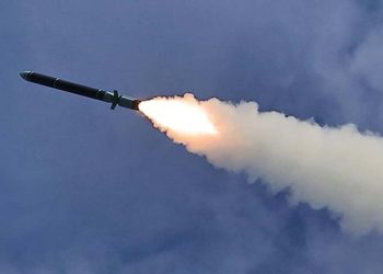 Iran menembakkan gelombang pertama rudal ke Israel setelah Mojtaba Khamenei terpilih sebagai pemimpin tertinggi baru negara tersebut.