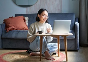 Pemerintah akan mengumumkan kebijakan WFH satu hari per pekan sebagai upaya efisiensi BBM. Simak penjelasan resmi dan jadwalnya. (Foto: Freepik)
