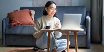 Pemerintah akan mengumumkan kebijakan WFH satu hari per pekan sebagai upaya efisiensi BBM. Simak penjelasan resmi dan jadwalnya. (Foto: Freepik)