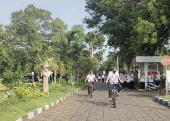 ASN Bangkalan diwajibkan naik sepeda ke kantor sebagai upaya hemat BBM di tengah potensi krisis energi global.