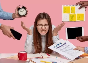 Post holiday blues setelah Lebaran wajar terjadi, simak tips efektif agar tetap semangat kembali ke rutinitas. (Foto: Freepik/wayhomestudio)