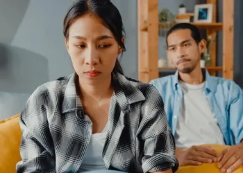 Kenali ciri orang dengan avoidant attachment dalam hubungan, mulai dari takut komitmen hingga menjaga jarak emosional.